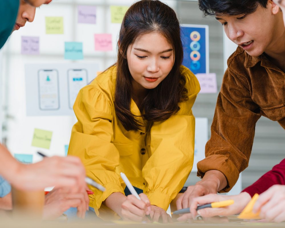 asian-businessmen-businesswomen-meeting-brainstorming-ideas-about-creative-web-design-planning-application-developing-template-layout-mobile-phone-project-working-together-small-office
